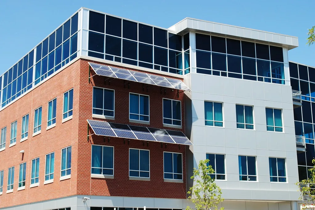 Solarmodul an der Balkonbrüstung einer Wohnung