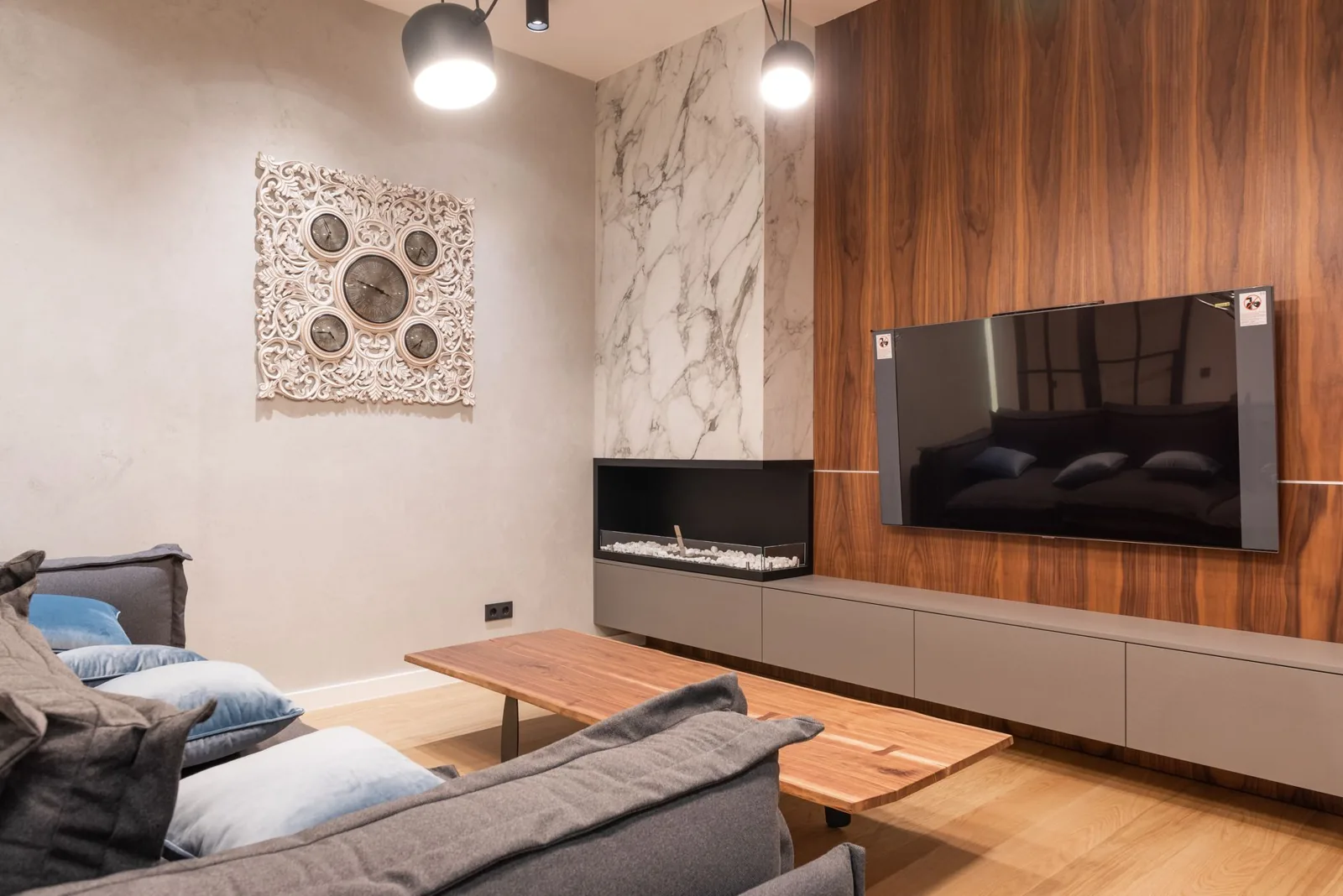 Modernes, warm beleuchtetes Wohnzimmer