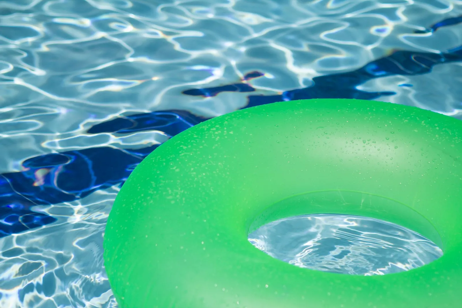 Kompakte Pool-Wärmepumpe (4 bis 6 kW) (Symbolbild)
