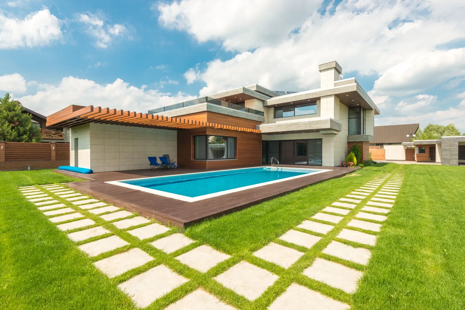 Moderner Pool im Garten eines Einfamilienhauses